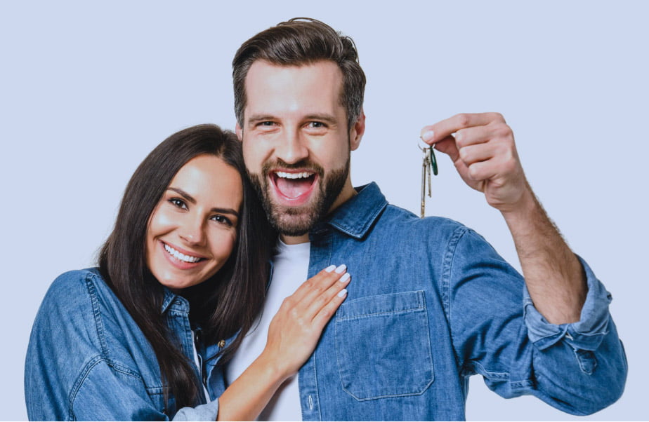 Couple tenant des clefs.