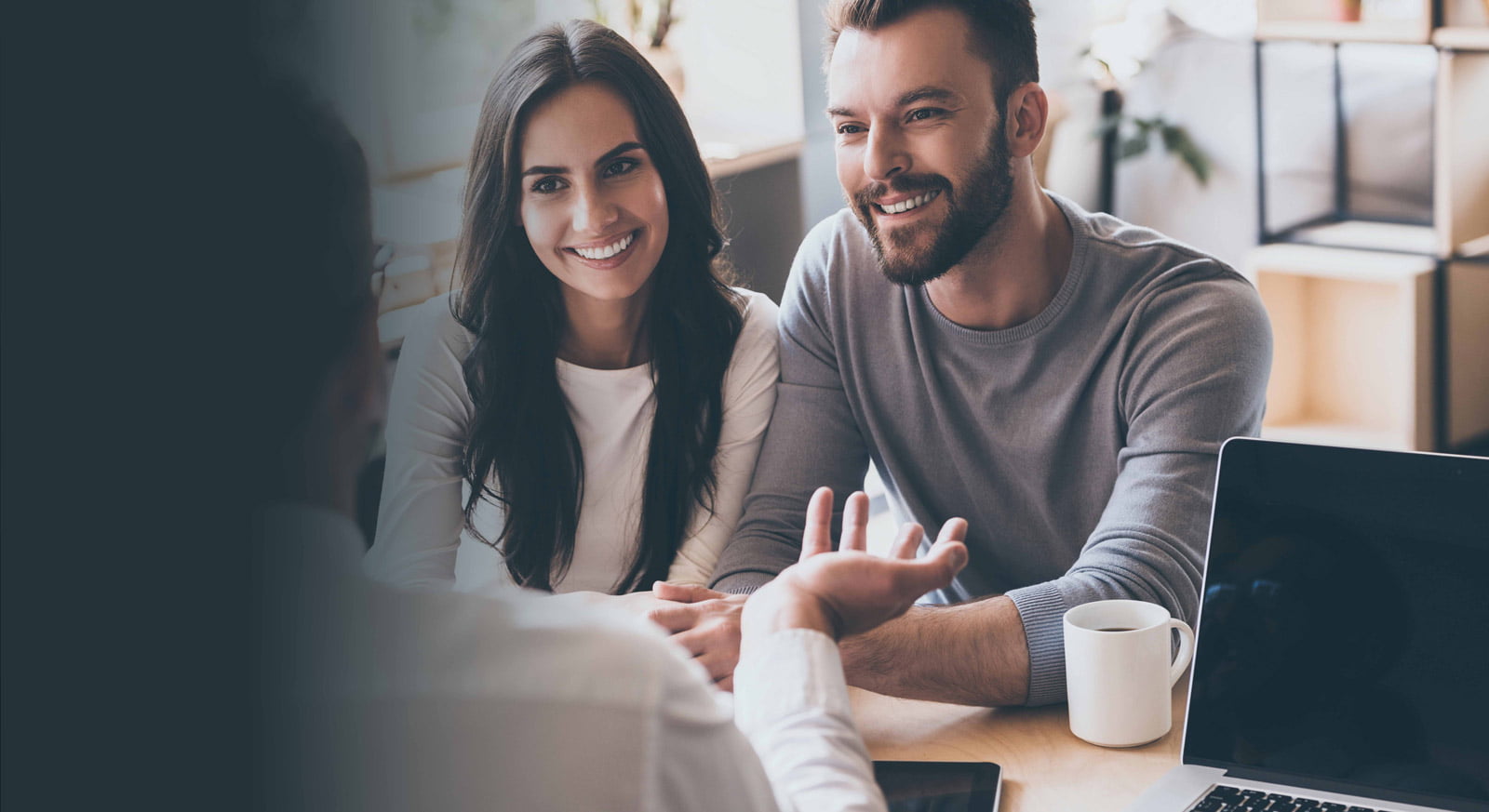 Couple devant un conseiller financier.